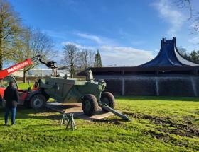 Arrivée du scraper au Musée de la Bataille de Normandie à Bayeux le 2 avril 2024