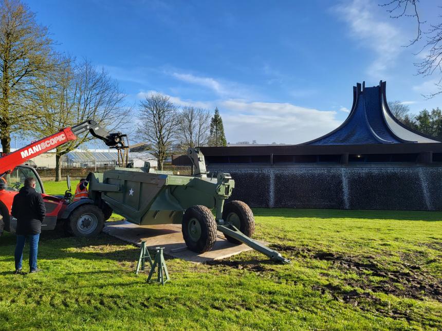 Arrivée du scraper au Musée de la Bataille de Normandie à Bayeux le 2 avril 2024