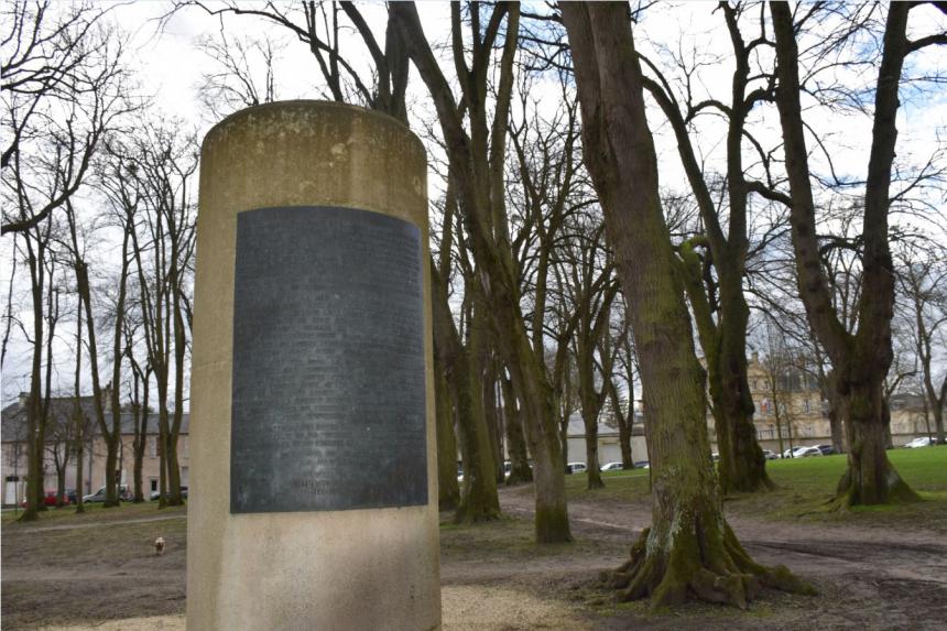 Stèle Général de Gaulle à Bayeux